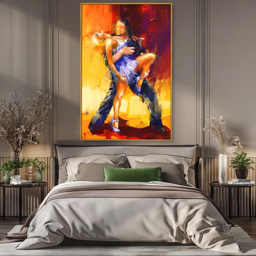 Tablou canvas cu tablou canvas cu un cuplu dansand tango, in rama de aluminiu auriu, pe perete intr-un dormitor